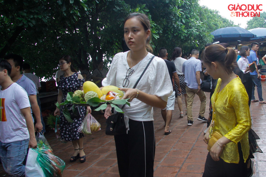 Theo tín ngưỡng dân gian,"tháng cô hồn” được coi là tháng thường không may mắn trong chuyện làm ăn nên người dân thường đến chùa để cầu mong bình an, xua đi những điều xui xẻo trong cuộc sống