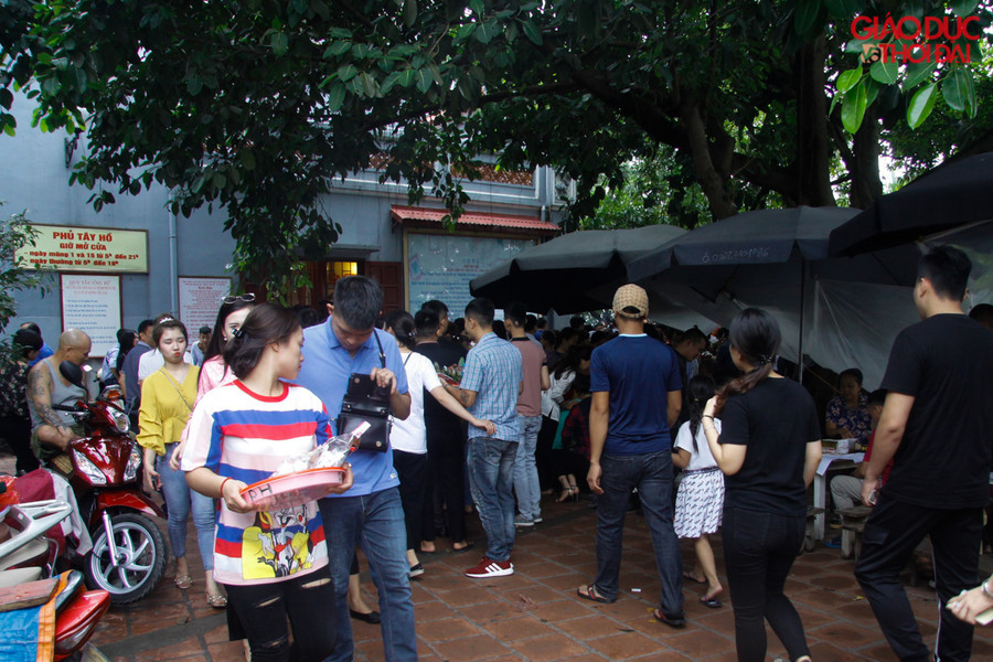 Nhiều dân công sở tranh thủ thời gian nghỉ trưa đi lễ. Bởi vậy, từ khoảng 11h trưa đến 2h chiều, và lúc tan tầm buổi chiều để đến Phủ