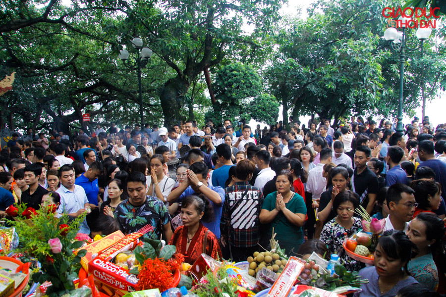 Một mâm lễ cơ bản với tiền vàng, nhang nén và hoa quả có giá khoảng 50-100 nghìn đồng nếu du khách mua tại các quầy hàng trên lối vào Phủ