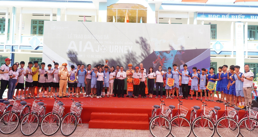 Trao giải cho đội bóng giành chức vô địch Giải bóng đá dành cho các em học sinh khối 8 tranh cúp AIA Hành trình Cuộc sống. Trao giải cho đội bóng giành chức vô địch Giải bóng đá dành cho các em học sinh khối 8 tranh cúp AIA Hành trình Cuộc sống.
