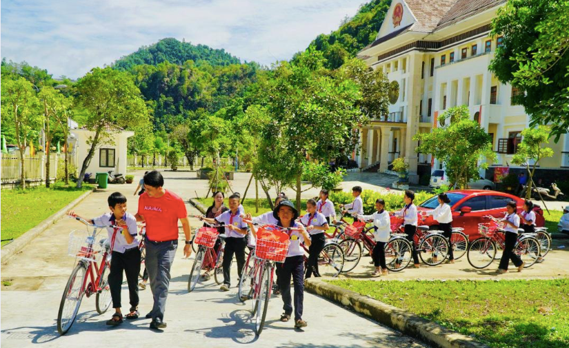 Niềm vui của các em bên chiếc xe đạp mới. Niềm vui của các em bên chiếc xe đạp mới.