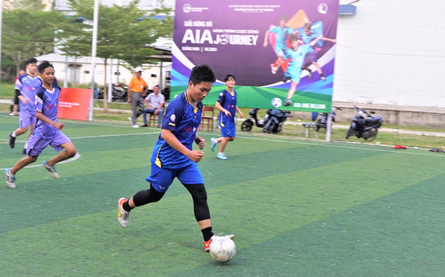 Giải bóng đá đã trở thành sân chơi hấp dẫn, thu hút sự tham gia sôi nổi của các em học sinh có niềm đam mê với trái bóng. Giải bóng đá đã trở thành sân chơi hấp dẫn, thu hút sự tham gia sôi nổi của các em học sinh có niềm đam mê với trái bóng.