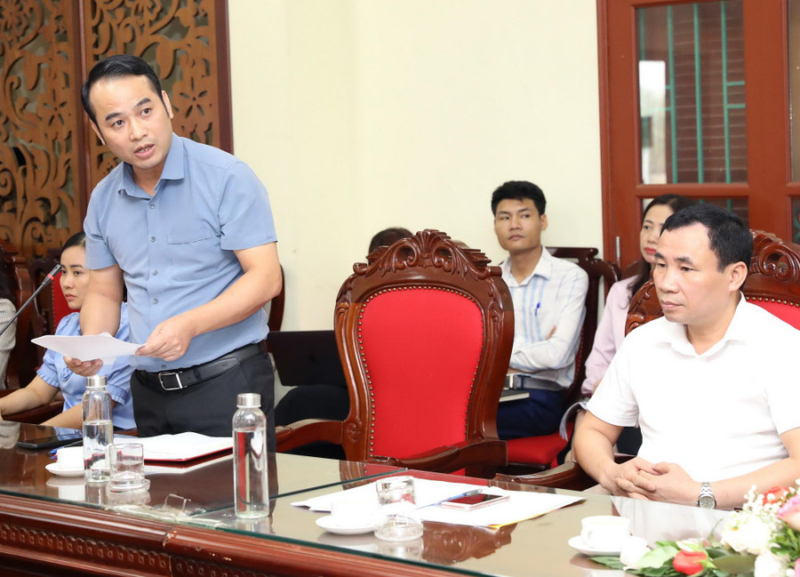 Cử tri huyện Thạch Thất phát biểu ý kiến. Cử tri huyện Thạch Thất phát biểu ý kiến.