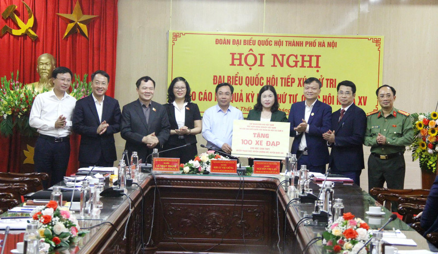 Nhân dịp này, Học viện Nông nghiệp Việt Nam tặng quà cho học sinh có hoàn cảnh khó khăn. Nhân dịp này, Học viện Nông nghiệp Việt Nam tặng quà cho học sinh có hoàn cảnh khó khăn.