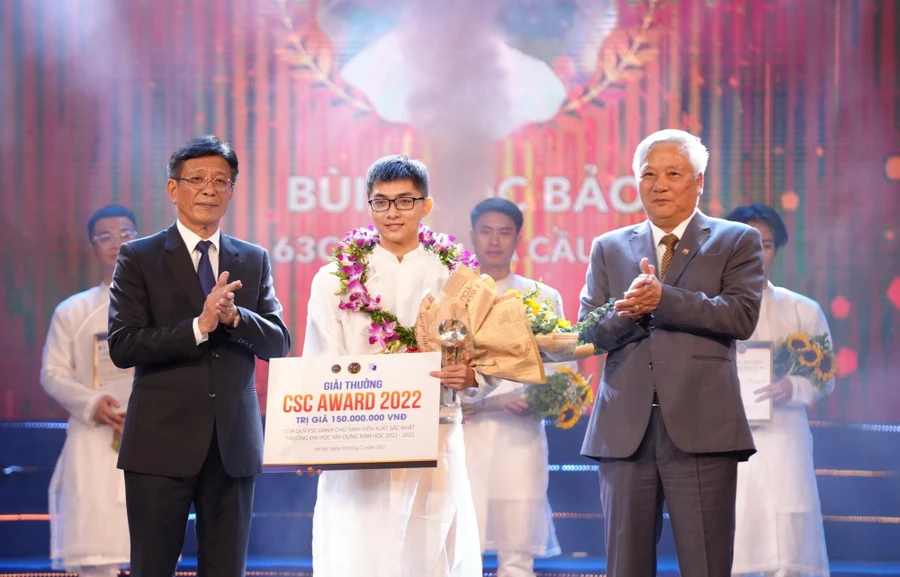 Sinh viên Bùi Quốc Bảo vinh dự là chủ nhân Giải thưởng CSC Award lần thứ 10 năm 2022 trị giá 150 triệu đồng. 