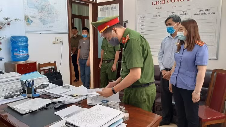 Cơ quan điều tra khám xét hồ sơ tại phòng làm việc của một bị can trong vụ án.