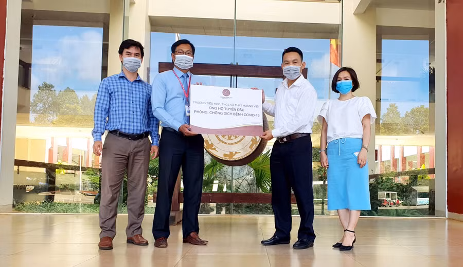 Đại diện Báo GD&amp;TĐ tại Miền Trung - Tây Nguyên đón nhận món quà Trường Tiểu học, THCS và THPT Hoàng Việt hỗ trợ các lực lượng chống dịch Covid-19 của tỉnh Hà Tĩnh.