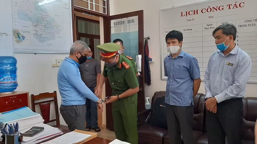 Cơ quan điều tra đọc lệnh và bắt giữ một bị can trong vụ án.