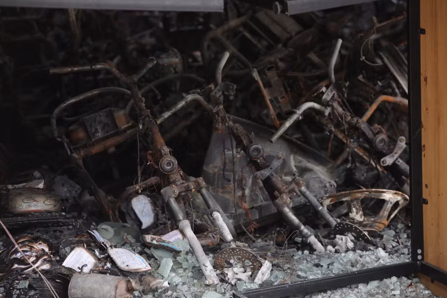 Những chiếc xe điện bị cháy rụi trong cơ sở kinh doanh xe máy điện, đạp điện tại Hoài Đức, Hà Nội.