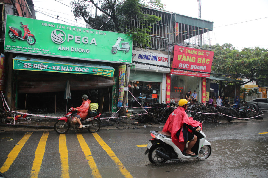 Hiện trường cháy cơ sở kinh doanh xe máy điện, xe đạp điện khiến 3 người tử vong tại huyện Hoài Đức( Hà Nội). Hiện trường cháy cơ sở kinh doanh xe máy điện, xe đạp điện khiến 3 người tử vong tại huyện Hoài Đức( Hà Nội).