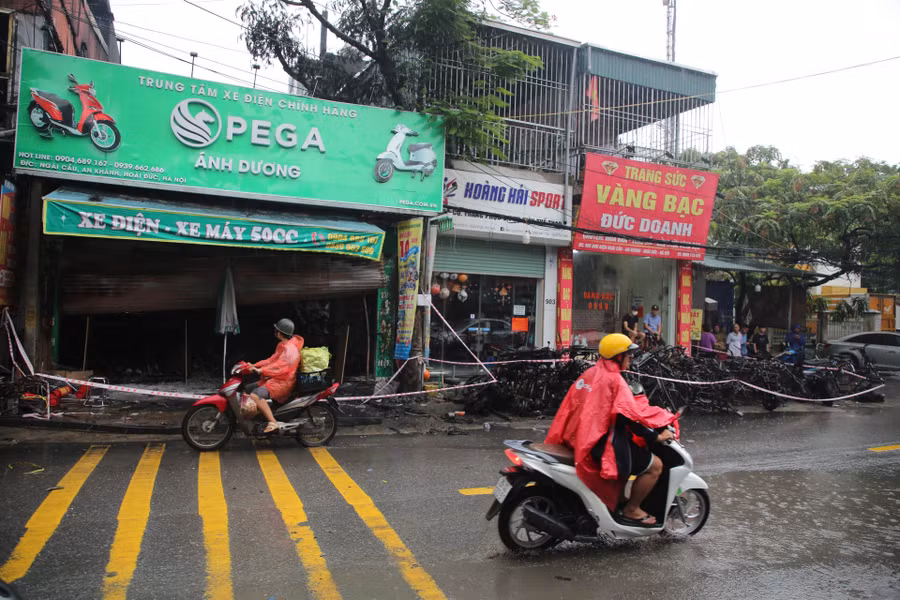 Hiện trường cháy cơ sở kinh doanh xe máy điện, xe đạp điện khiến 3 người tử vong tại huyện Hoài Đức( Hà Nội). Hiện trường cháy cơ sở kinh doanh xe máy điện, xe đạp điện khiến 3 người tử vong tại huyện Hoài Đức( Hà Nội).