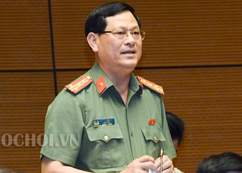 Đại biểu Nguyễn Hữu Cầu đồng tình với hình thức tố cáo bằng điện thoại Đại biểu Nguyễn Hữu Cầu đồng tình với hình thức tố cáo bằng điện thoại