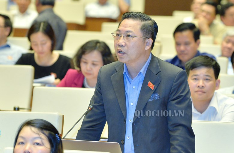 Đại biểu Lưu Bình Nhưỡng phát biểu tranh luận tại hội trường về hình thức tố cáo bằng điện thoại Đại biểu Lưu Bình Nhưỡng phát biểu tranh luận tại hội trường về hình thức tố cáo bằng điện thoại