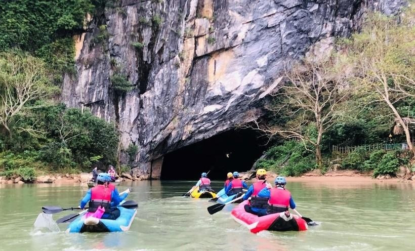 Du khách tham quan Động Phong Nha. (Ảnh: Du lịch Quảng Bình).