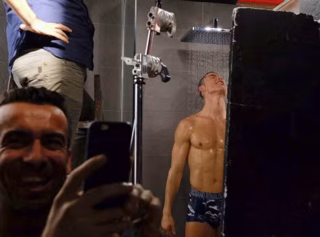 Ronaldo deo mat na kinh di dua con den truong - Anh 7