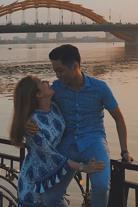 Khanh Thi - Phan Hien dep doi, hon nhau duoi anh hoang hon - Anh 4