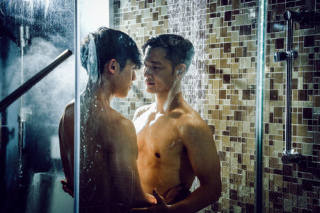 Lộ cảnh nóng của Đức Tuấn với bạn diễn điển trai - Ảnh 1 Lo canh nong cua Duc Tuan voi ban dien dien trai - Anh 1