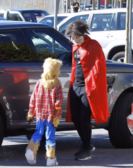 Ronaldo deo mat na kinh di dua con den truong - Anh 4