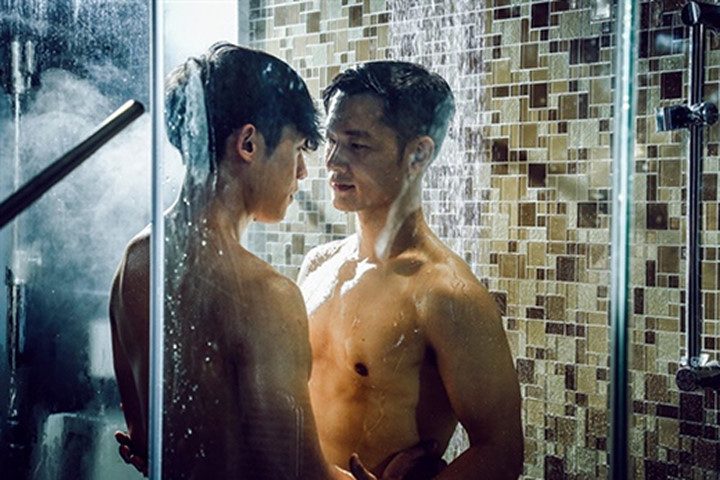 Lộ cảnh nóng của Đức Tuấn với bạn diễn điển trai
