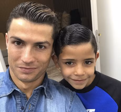 Ronaldo deo mat na kinh di dua con den truong - Anh 6