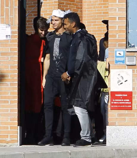 Ronaldo deo mat na kinh di dua con den truong - Anh 5