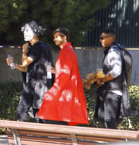 Ronaldo deo mat na kinh di dua con den truong - Anh 2