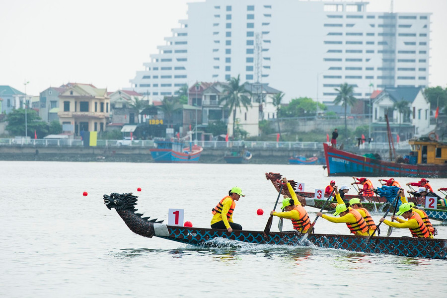 Giải đua thuyền truyền thống quốc gia năm 2024 thu hút gần 400 vận động viên tham gia. Giải đua thuyền truyền thống quốc gia năm 2024 thu hút gần 400 vận động viên tham gia.