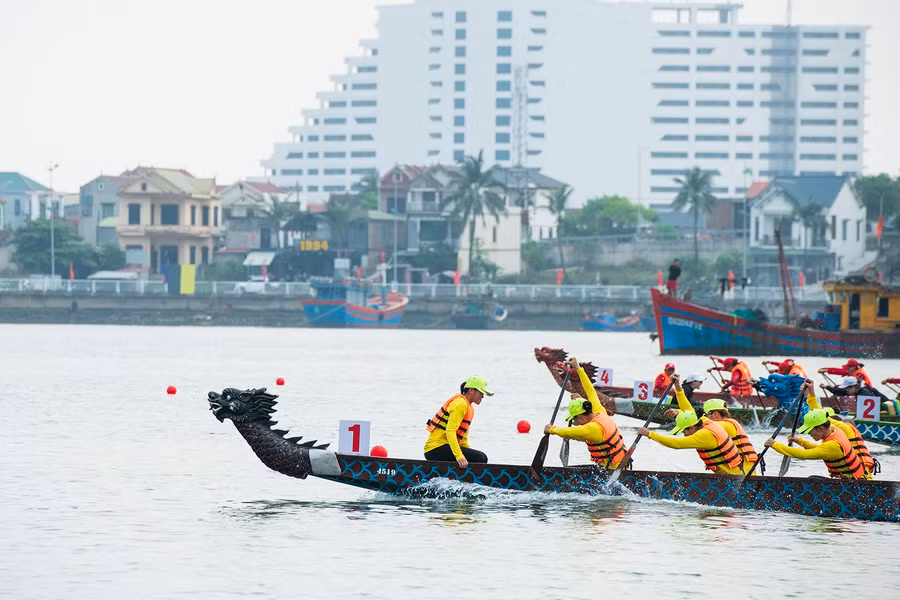 Giải đua thuyền truyền thống quốc gia năm 2024 thu hút gần 400 vận động viên tham gia.