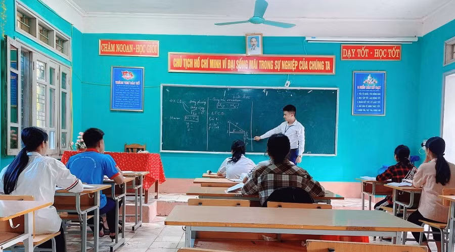 Thầy Bùi Quang Thế trên bục giảng. Ảnh: NVCC