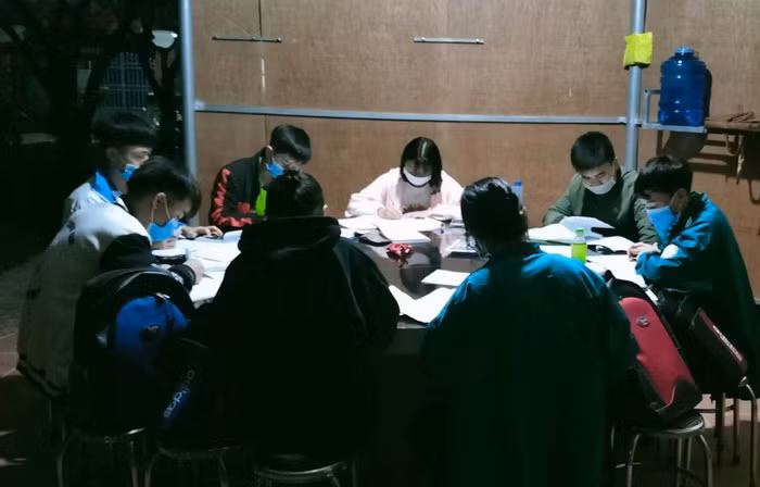 Thầy Thế tranh thủ ôn tập, bồi dưỡng cho học sinh vào buổi tối. Ảnh: NVCC