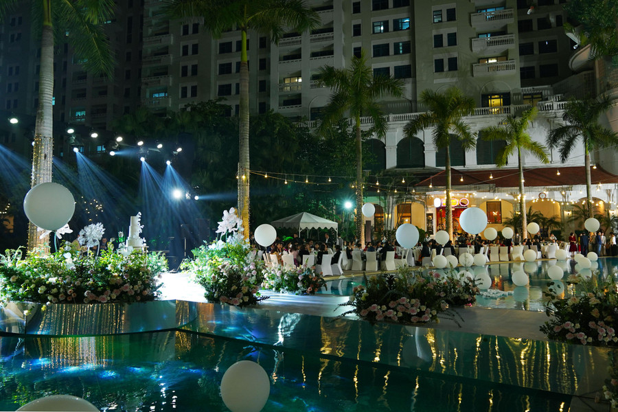 Phương Nga (sinh năm 1998) là Á hậu 1 Hoa hậu Việt Nam 2018. Hiện, cô làm việc tại VTV trong vai trò dẫn chương trình. Cô công khai hẹn hò với diễn viên Bình An sau khi đăng quang. Theo chia sẻ của Phương Nga, Bình An chính là mối tình đầu của cô. Bình An hơn Phương Nga 5 tuổi. Nam diễn viên ghi dấu trong lòng khán giả khi tham gia phim Chạy trốn thanh xuân, Những cô gái trong thành phố, Ngược chiều nước mắt, Gara hạnh phúc...