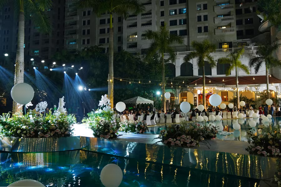 Phương Nga (sinh năm 1998) là Á hậu 1 Hoa hậu Việt Nam 2018. Hiện, cô làm việc tại VTV trong vai trò dẫn chương trình. Cô công khai hẹn hò với diễn viên Bình An sau khi đăng quang. Theo chia sẻ của Phương Nga, Bình An chính là mối tình đầu của cô. Bình An hơn Phương Nga 5 tuổi. Nam diễn viên ghi dấu trong lòng khán giả khi tham gia phim Chạy trốn thanh xuân, Những cô gái trong thành phố, Ngược chiều nước mắt, Gara hạnh phúc...