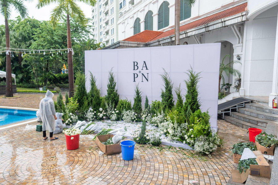 Ê kíp lựa chọn những loại hoa bền để cắm trước do thời tiết Hà Nội hôm nay có mưa.