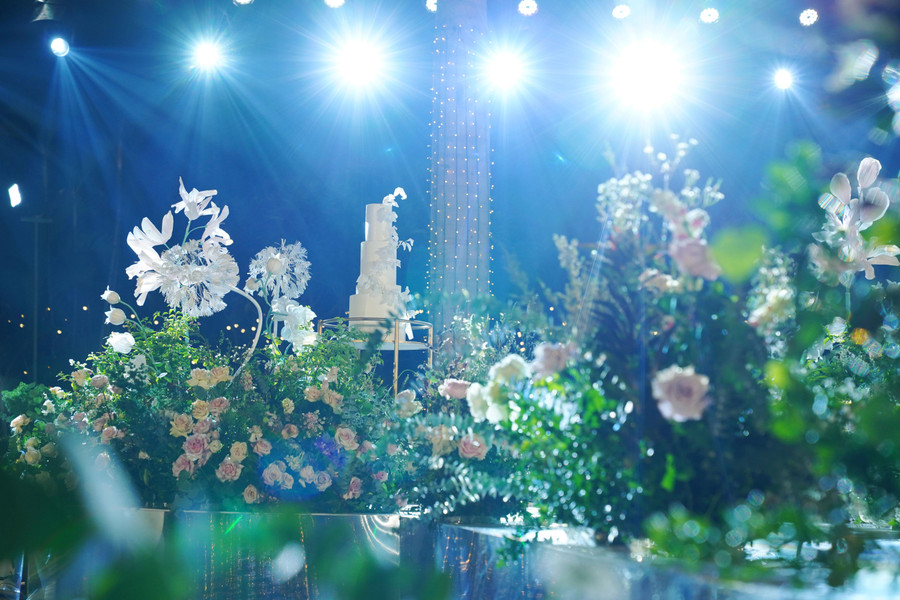 Khoảng 18h tối, cô dâu chú rể chính thức đón khách, tổ chức lễ thành hôn và nhập tiệc của gia đình, bạn bè, đồng nghiệp.