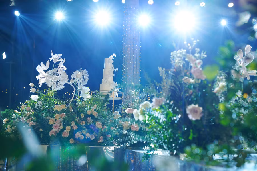 Khoảng 18h tối, cô dâu chú rể chính thức đón khách, tổ chức lễ thành hôn và nhập tiệc của gia đình, bạn bè, đồng nghiệp.