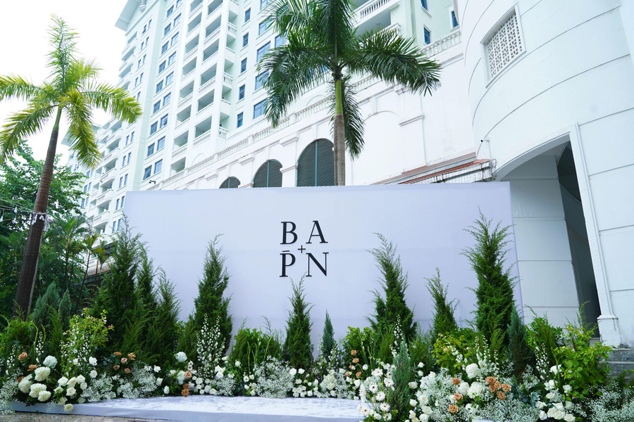 Trước đó, cô dâu chú rể muốn tổ chức đám cưới ở Đà Lạt vì thời tiết se lạnh nhưng vướng điều kiện khách quan nên hôn lễ diễn ra ở Hà Nội.