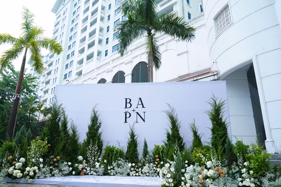 Trước đó, cô dâu chú rể muốn tổ chức đám cưới ở Đà Lạt vì thời tiết se lạnh nhưng vướng điều kiện khách quan nên hôn lễ diễn ra ở Hà Nội.