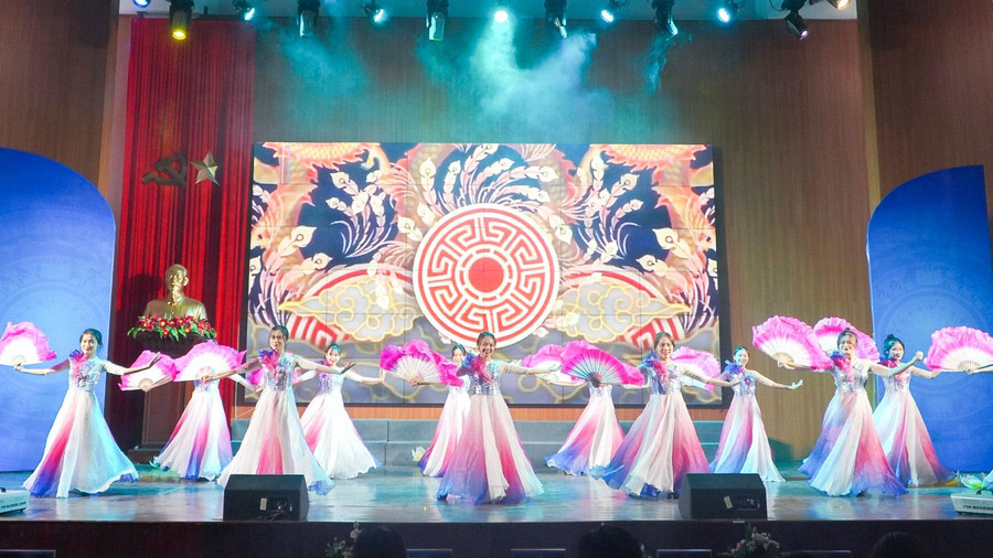 Văn nghệ chào mừng hội nghị. Văn nghệ chào mừng hội nghị.