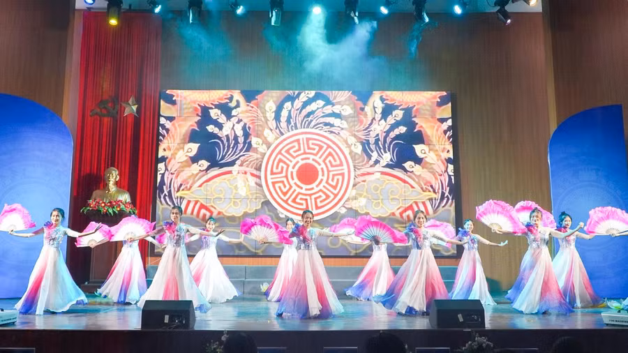 Văn nghệ chào mừng hội nghị.