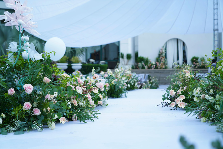 Đám cưới sử dụng chủ yếu hoa tươi nhập khẩu, được nhập về sát ngày để giữ cho hoa đẹp, tươi nhất.