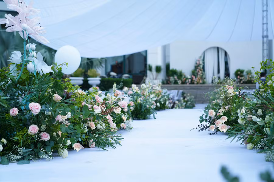 Đám cưới sử dụng chủ yếu hoa tươi nhập khẩu, được nhập về sát ngày để giữ cho hoa đẹp, tươi nhất.