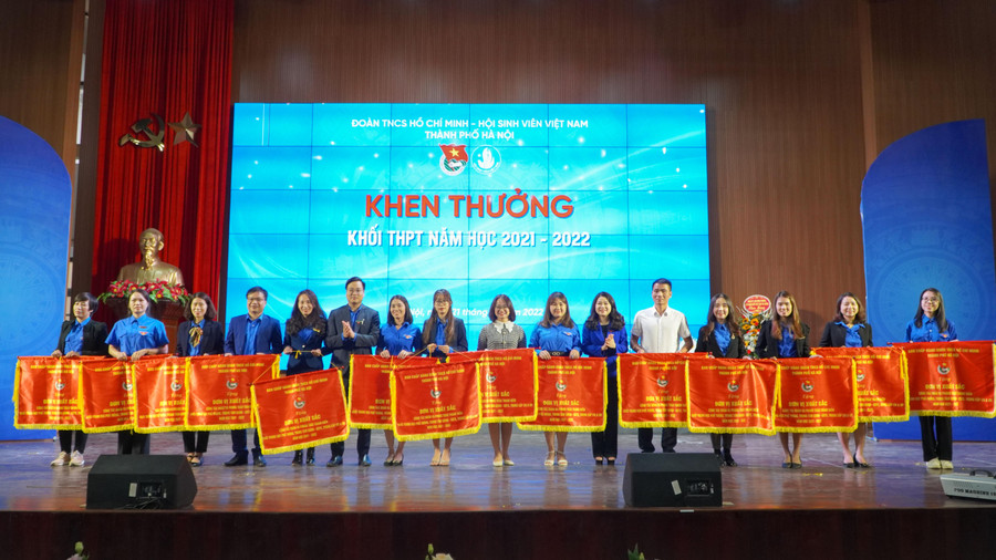 Cờ thi đua, khen thưởng cho khối THPT năm học 2021-2022. Cờ thi đua, khen thưởng cho khối THPT năm học 2021-2022.