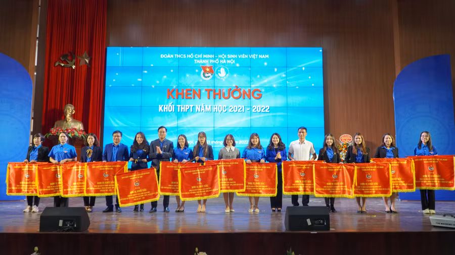 Cờ thi đua, khen thưởng cho khối THPT năm học 2021-2022.