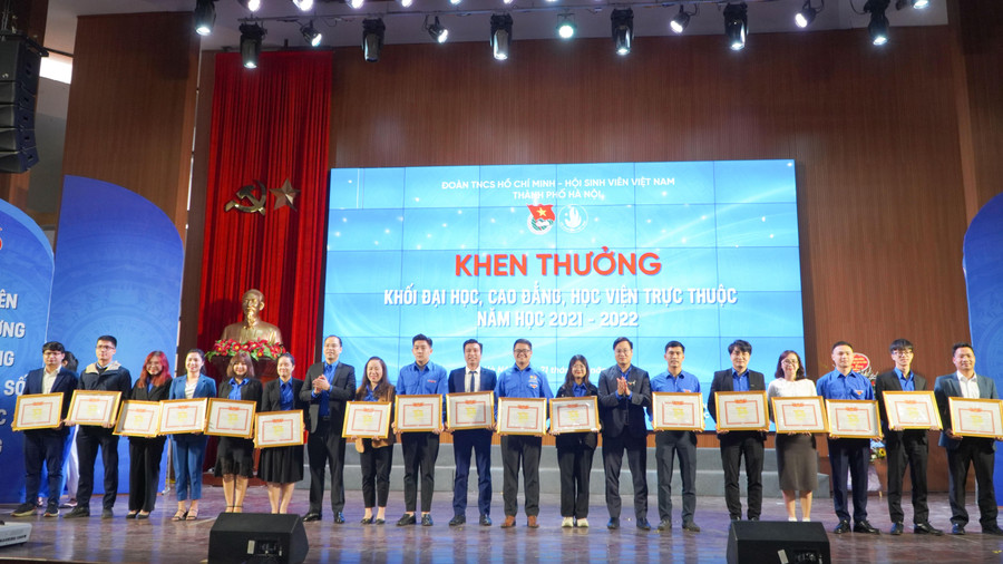 Khen thưởng cho khối đại học, cao đẳng, học viên trực thuộc năm học 2021-2022. Khen thưởng cho khối đại học, cao đẳng, học viên trực thuộc năm học 2021-2022.
