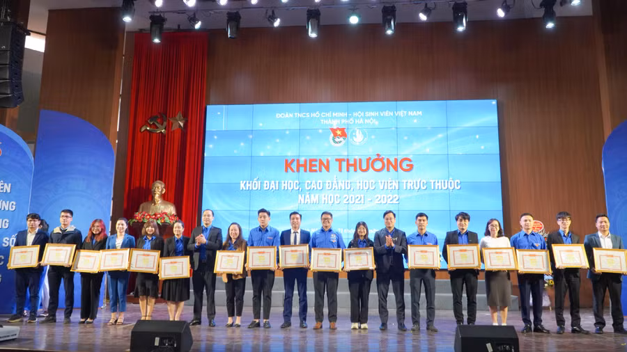 Khen thưởng cho khối đại học, cao đẳng, học viên trực thuộc năm học 2021-2022.