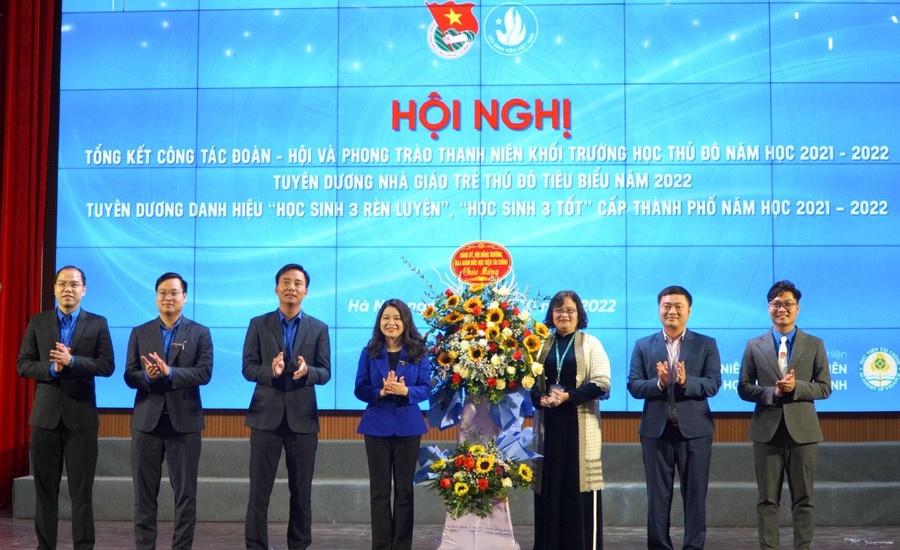 Lãnh đạo Học viện Tài chính tặng hoa chúc mừng lãnh đạo Thành đoàn Hà Nội. Lãnh đạo Học viện Tài chính tặng hoa chúc mừng lãnh đạo Thành đoàn Hà Nội.