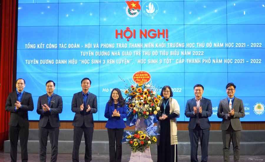 Lãnh đạo Học viện Tài chính tặng hoa chúc mừng lãnh đạo Thành đoàn Hà Nội.