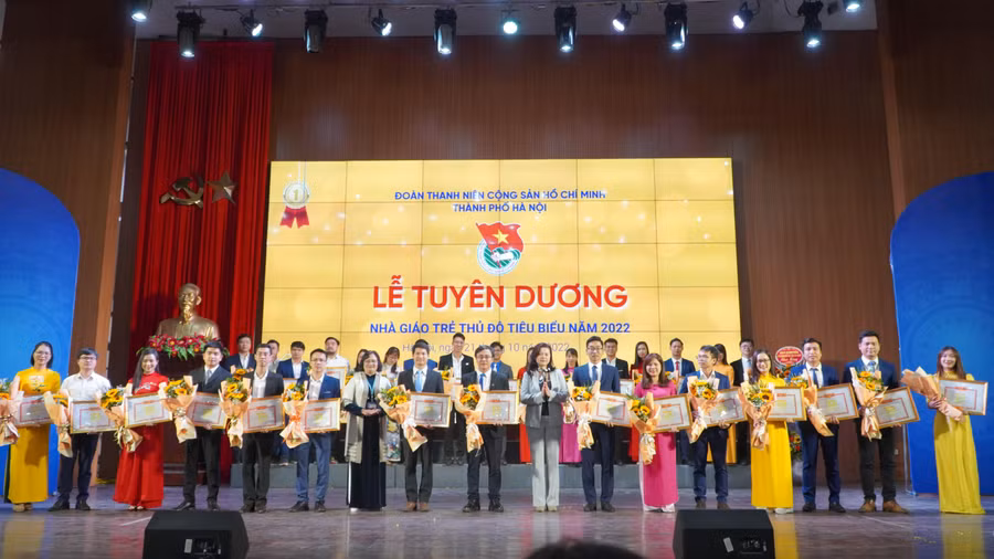 Tuyên dương cá nhân, tập thể xuất sắc.