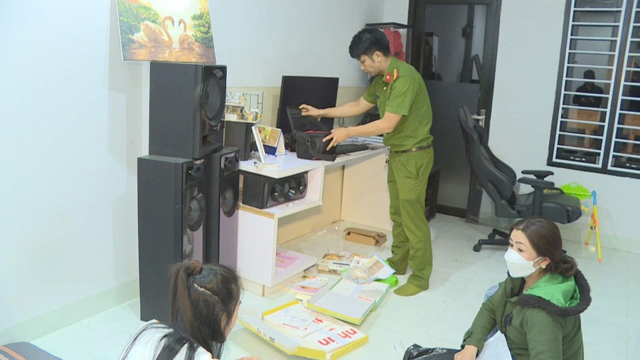 Lực lượng chức năng khám xét nhà các đối tượng trong đường dây đánh bạc liên tỉnh (ảnh: SĐ). Lực lượng chức năng khám xét nhà các đối tượng trong đường dây đánh bạc liên tỉnh (ảnh: SĐ).