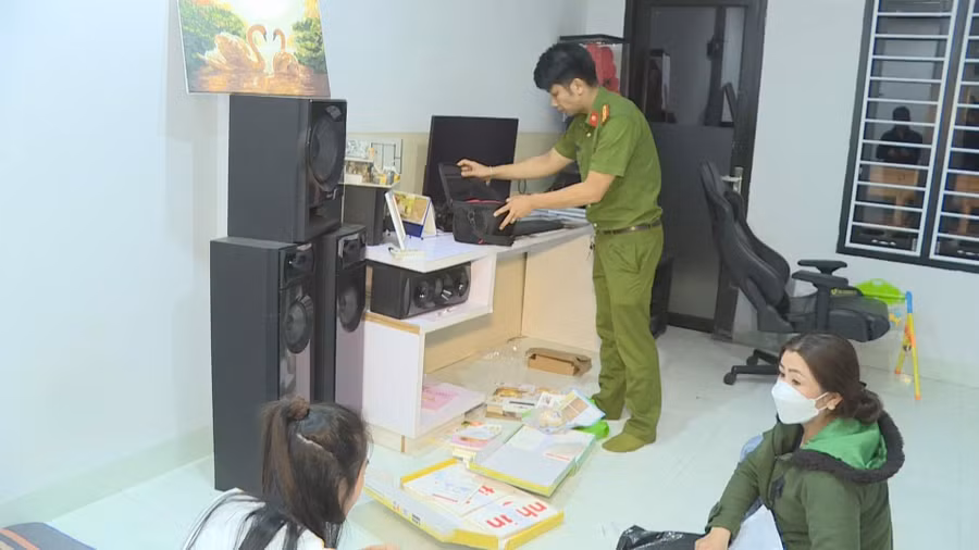 Lực lượng chức năng khám xét nhà các đối tượng trong đường dây đánh bạc liên tỉnh (ảnh: SĐ).